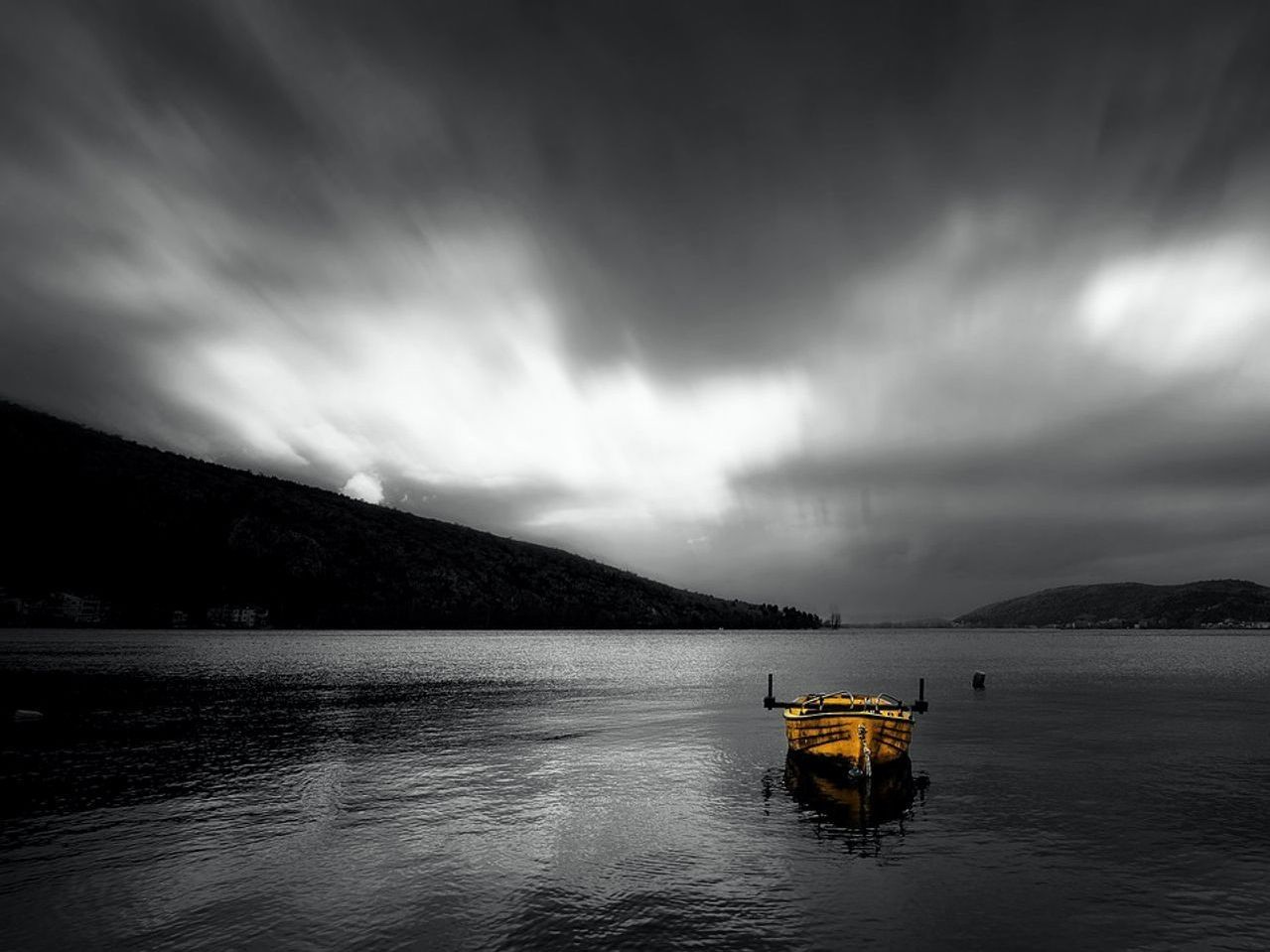 Orilla tranquila del lago de montaña antes del alba
